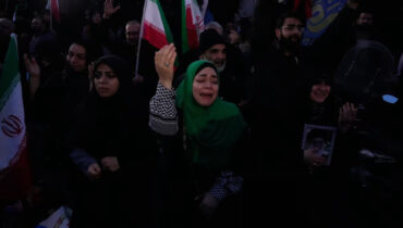 പരമോന്നത നേതാവിൻ്റെ മരണത്തിൽ ഞെട്ടി ഇറാൻ, “അമേരിക്കയ്ക്ക് മരണം, ഇസ്രായേലിന് മരണം”… കരഞ്ഞും നിലവിളിച്ചും  ഭരണകൂട അനുകൂലികൾ തെരുവിൽ