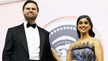 “വൈസ് പ്രസിഡൻ്റാകണോ അതോ നാലാമത്തെ കുഞ്ഞ് വേണോ? വാൻസിനു മുന്നിലെത്തിയ വലിയ ചോദ്യം, 150 വർഷങ്ങൾക്കിപ്പുറം ആ ചരിത്രം തിരുത്തി ഉഷ ; പദവിയിലിരിക്കെ അമ്മയാകുന്ന ആദ്യ സെക്കൻഡ് ലേഡി!