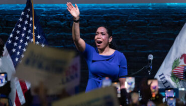 ഇല്ലിനോയ് സെനറ്റ് പ്രൈമറിയിൽ വിജയക്കൊടി നാട്ടി ജൂലിയാന സ്ട്രാറ്റൻ,  രാജ കൃഷ്ണമൂർത്തി പരാജയപ്പെട്ടു