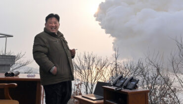 അമേരിക്കയെ ലക്ഷ്യം വയ്ക്കാൻ ശേഷിയുള്ള മിസൈല്‍ എൻ‍ജിൻ പരീക്ഷിച്ച് ഉത്തരകൊറിയ, അതും കിം ജോങ് ഉന്നിൻ്റെ നേരിട്ടുള്ള മേൽനോട്ടത്തിൽ