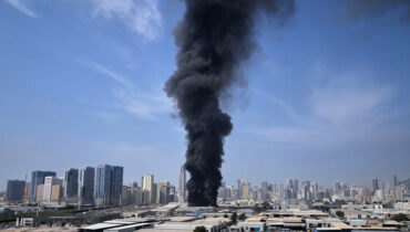 ആരും ഇങ്ങോട്ട് വരരുത്, വീടുകളിൽ സുരക്ഷിതരായി തുടരുക, മുന്നറിയിപ്പുമായി കുവൈത്തിലെ യുഎസ് എംബസി; കെട്ടിടത്തിനു സമീപം പുക ഉയരുന്നു