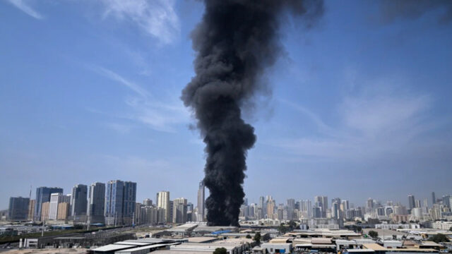 ആരും ഇങ്ങോട്ട് വരരുത്, വീടുകളിൽ സുരക്ഷിതരായി തുടരുക, മുന്നറിയിപ്പുമായി കുവൈത്തിലെ യുഎസ് എംബസി; കെട്ടിടത്തിനു സമീപം പുക ഉയരുന്നു