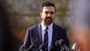 “അയാൾ എന്നെ ചീത്ത വിളിക്കുന്നത് കേൾക്കാതായാൽ അതിൻ്റെ അർത്ഥം അയാൾക്ക് ഇവിടെ ജീവിക്കാൻ കഴിയുന്നില്ല എന്നാണ്”; പ്രതിഷേധക്കാരന് മാസ് മറുപടിയുമായി മംദാനി