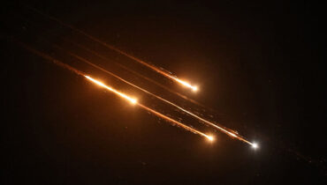 യുഎഇ ലക്ഷ്യമാക്കി ഇറാൻ്റെ മിസൈൽ; അബുദാബിയിൽ അഞ്ച് ഇന്ത്യക്കാർക്ക് പരുക്ക്