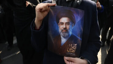 മൊജ്തബ ഖമേനി എവിടെ? ജീവനോടെയുണ്ടെന്ന് വരുത്തിത്തീർക്കുകയാണോ? ഇറാൻ്റെ പരമോന്നത നേതാവിനായി തിരച്ചിൽ ഊർജ്ജിതമാക്കി സി.ഐ.എയും മൊസാദും