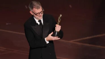 “ഇതൊന്ന് കിട്ടാൻ നിങ്ങൾ ഒരാളെക്കൊണ്ട് നന്നായി പണിയെടുപ്പിക്കും അല്ലേ”; ഓസ്കാർ വേദിയിൽ ചിരി പടർത്തി മികച്ച സംവിധായകനുള്ള പുരസ്കാരം നേടിയ പോൾ തോമസ് ആൻഡേഴ്സൺ