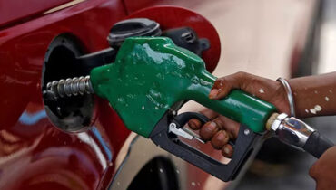 ഇന്ധനവില നിയന്ത്രിക്കാൻ കേന്ദ്രം; പെട്രോളിനും ഡീസലിനും എക്സൈസ് തീരുവ കുറച്ചു, പക്ഷേ വില കുറയില്ല