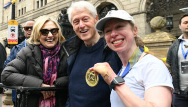 ബോസ്റ്റൺ മാരത്തണിൽ മികച്ച നേട്ടവുമായി ചെൽസി ക്ലിൻ്റൺ; മകളെ വരവേറ്റ് ബിൽ ക്ലിൻ്റണും ഹിലരിയും