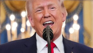 വീണ്ടും നിലപാട് മാറ്റി ട്രംപ്, ഹോർമുസ് കടലിടുക്ക് അമേരിക്ക എളുപ്പത്തിൽ തുറക്കുമെന്ന് പുതിയ അവകാശവാദം; വലിയ സാമ്പത്തിക ലാഭം കൊയ്യാമെന്നും പ്രസിഡന്റ്