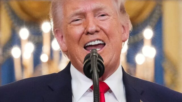 വീണ്ടും നിലപാട് മാറ്റി ട്രംപ്, ഹോർമുസ് കടലിടുക്ക് അമേരിക്ക എളുപ്പത്തിൽ തുറക്കുമെന്ന് പുതിയ അവകാശവാദം; വലിയ സാമ്പത്തിക ലാഭം കൊയ്യാമെന്നും പ്രസിഡന്റ്