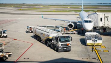 കാര്യങ്ങൾ കൈവിടുന്ന അവസ്ഥയിൽ, യൂറോപ്പിൽ വിമാന സർവീസുകൾ റദ്ദാക്കിയേക്കും; ഇന്ധനക്ഷാമം രൂക്ഷമാകുമെന്ന് മുന്നറിയിപ്പ്