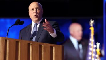 2028 ലേക്ക് മിച്ച് ലാൻഡ്രിയു; ഡെമോക്രാറ്റിക് പാർട്ടിയുടെ അമരത്തേക്ക് പുതിയൊരു പോരാളി? ന്യൂ ഓർലിയൻസിൽ തരംഗമായി ലാൻഡ്രിയുവിന്‍റെ പ്രസംഗം!