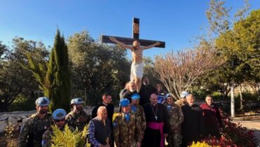 കുരിശ് തകർക്കപ്പെട്ട സംഭവം; പകരം പുതിയ പ്രതിമയും കുരിശുമെത്തിച്ച് യുഎൻ സമാധാന സേനയും വത്തിക്കാൻ പ്രതിനിധിയും