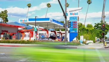 ഒറ്റ ദിനത്തിലെ കൂറ്റൻ വർധന, അമേരിക്കയിൽ ഇന്ധനവില കുതിച്ചുയരുന്നു; രണ്ട് വർഷത്തെ ഏറ്റവും ഉയർന്ന നിരക്കിൽ, ആശങ്കയോടെ വിപണി