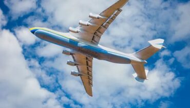 ലോകമെങ്ങും ആശങ്ക, വിമാനയാത്രക്കാർക്ക് തിരിച്ചടി; ഇന്ധനക്ഷാമം രൂക്ഷമാകുന്നു, ടിക്കറ്റ് നിരക്കുകൾ കുതിച്ചുയരാൻ സാധ്യത
