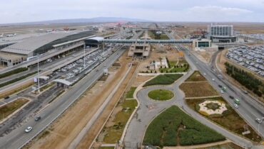 നീണ്ട 57 ദിവസങ്ങൾക്ക് ശേഷം ഇറാനിൽ വിമാനങ്ങൾ വീണ്ടും ചിറകുവിടർത്തുന്നു; യുദ്ധക്കെടുതികൾക്കിടയിലും പ്രതീക്ഷയോടെ ഇമാം ഖുമൈനി വിമാനത്താവളം