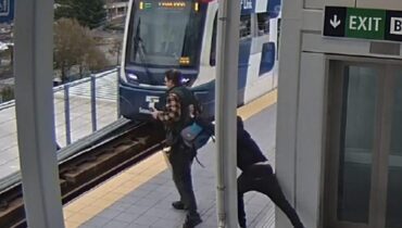 അമേരിക്കയിലെ സിയാറ്റിലിൽ യാത്രക്കാരനെ ട്രെയിനിന് മുന്നിലേക്ക് തള്ളിയിട്ട് കൊല്ലാൻ ശ്രമം; ദൃശ്യങ്ങൾ പുറത്ത്