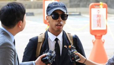 ലൈംഗിക അടിമത്തത്തിനിരയായ സ്ത്രീകളെ സ്മരിക്കുന്ന പ്രതിമയിൽ  ചുംബിച്ച അമേരിക്കൻ യൂട്യൂബർ ജോണി സോമാലിയ്ക്ക് ദക്ഷിണ കൊറിയയിൽ ആറുമാസത്തെ തടവുശിക്ഷ