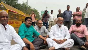 നോയിഡയിലെ തൊഴിലാളി സമരത്തിന് ഐക്യദാർഢ്യം പ്രഖ്യാപിച്ചെത്തിയ എം എ ബേബിയെയും സംഘത്തെയും തടഞ്ഞ് യു പി പൊലീസ്