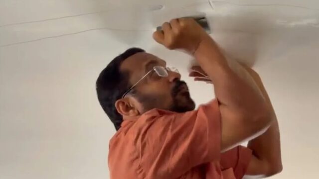 മുണ്ടക്കൈ- ചൂരൽമല ടൗൺഷിപ്പിലെ വീടിൻ്റെ വിള്ളൽ നേരിട്ടെത്തി ഉരച്ചുനോക്കി മന്ത്രി രാജൻ