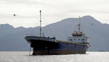 യുഎസിന്റെ നാവിക ഉപരോധം; ഹോർമുസിൽ കപ്പലിന് നേരെ വെടിവെപ്പ്, ഉപരോധത്തിൽ രണ്ടാംഘട്ട ചർച്ചയ്ക്ക് വഴങ്ങാതെ ഇറാൻ