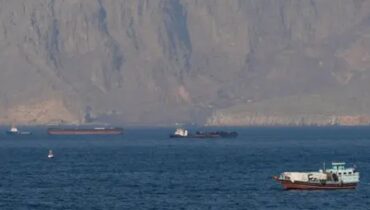 ഹോർമുസ് കടലിടുക്ക് വീണ്ടും അടച്ച് ഇറാൻ; ഹോർമുസിലേക്ക് പ്രവേശിക്കുന്ന കപ്പലുകളെ ആക്രമിക്കുമെന്നും മുന്നറിയിപ്പ്