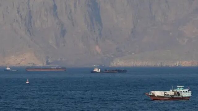 ഹോർമുസ് കടലിടുക്ക് വീണ്ടും അടച്ച് ഇറാൻ; ഹോർമുസിലേക്ക് പ്രവേശിക്കുന്ന കപ്പലുകളെ ആക്രമിക്കുമെന്നും മുന്നറിയിപ്പ്