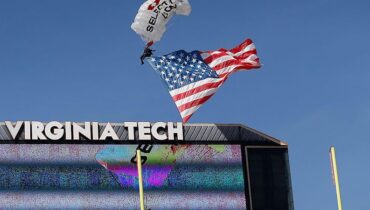 വിർജീനിയ ടെക് ഫുട്ബോൾ മത്സരത്തിനിടെ സ്കോർബോർഡിൽ ഇടിച്ച സ്കൈഡൈവറെ രക്ഷപ്പെടുത്തി