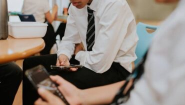 ഇംഗ്ലണ്ടിലെ സ്കൂളുകളിൽ മൊബൈൽ ഫോണുകൾക്ക് വിലക്ക്: പുതിയ നിയമവുമായി യു.കെ. സർക്കാർ