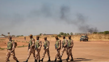 മാലിയിൽ വിവിധയിടങ്ങളിൽ ഭീകരാക്രമണം;സൈനിക ക്യാമ്പിന് നേരെയും ആക്രമണം, വിമാനത്താവളം താൽക്കാലികമായി അടച്ചു