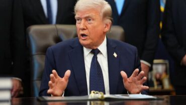 യുഎസ്–ഇറാൻ യുദ്ധം: വിപണിയെ ട്രംപ് നിയന്ത്രിക്കുന്നുവോ? ‘ ട്രംപിൻ്റെ പിടിയിലാണോ വിപണി’ — ഗുരുതര ആരോപണം