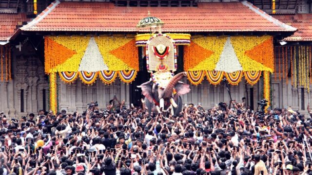 തൃശൂർ പൂരം ആരംഭിച്ചു; വടക്കുന്നാഥ സന്നിധിയിലേക്ക് ഘടകപൂരങ്ങളുടെ വരവ് തുടങ്ങി