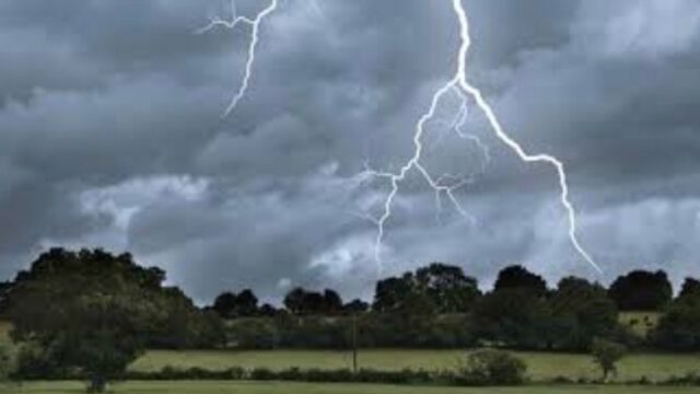 തൃശ്ശൂരിൽ പാടത്ത് കളിക്കവെ നാല് കുട്ടികൾക്ക് ഇടിമിന്നലേറ്റു, ആശുപത്രിയിൽ; ആശങ്കപ്പെടേണ്ട സാഹചര്യമില്ലെന്ന് ആശുപത്രി അധികൃതർ