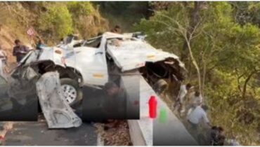 വാൽപ്പാറയിൽ മിനിവാൻ കൊക്കയിലേക്ക് മറിഞ്ഞ് മലപ്പുറത്തെ 8 അധ്യാപകർ മരിച്ചു, 7 പേരും സ്ത്രീകൾ; 5 പേർക്ക് ഗുരുതര പരിക്ക്