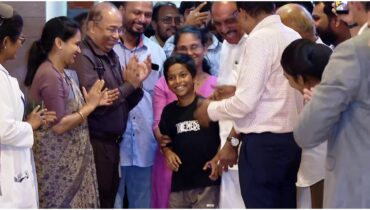 മരണത്തെ തോൽപ്പിച്ച് അനോഷ്, പാമ്പുകടിയേറ്റ് ജീവൻ നഷ്ടമായ കുഞ്ഞനുജനില്ലാത്ത വീട്ടിലേക്ക്; ആശുപത്രിയിൽ വികാരനിർഭരമായ യാത്രയയപ്പ്