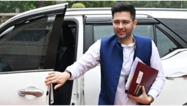 ആം ആദ്മി പാർട്ടിയിൽ വൻ പിളർപ്പ്, രാഘവ് ഛദ്ദയടക്കം 3 എംപിമാർ ബിജെപിയിൽ ചേരുമെന്ന് പ്രഖ്യാപിച്ചു, മൊത്തം 7 എംപിമാർ പാർട്ടി വിടും; കെജ്രിവാളിന് വൻ തിരിച്ചടി