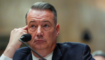 ഐ.സി.ഇ മേധാവി ടോഡ് ലിയോൺസ് സ്ഥാനമൊഴിയുന്നു; ട്രംപിൻ്റെ കുടിയേറ്റ നയങ്ങളിൽ നിർണ്ണായക പങ്ക് വഹിച്ച ഉദ്യോഗസ്ഥൻ സ്വകാര്യ മേഖലയിലേക്ക്