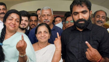 പുതുപ്പള്ളിയിൽ പോളിംഗ് പുരോഗമിക്കുന്നു; കറുത്ത വസ്ത്രമണിഞ്ഞ് പ്രതിഷേധസൂചകമായി വോട്ട് രേഖപ്പെടുത്തി ചാണ്ടി ഉമ്മൻ