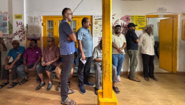 പുരുഷന്മാരേക്കാൾ കൂടുതൽ വനിതാ വോട്ടർമാർ; പ്രവാസി വോട്ടും നിർണ്ണായകം; വോട്ടെടുപ്പ് പുരോഗമിക്കുന്നു, പോളിംഗ് ബൂത്തുകളിൽ നീണ്ട ക്യൂ