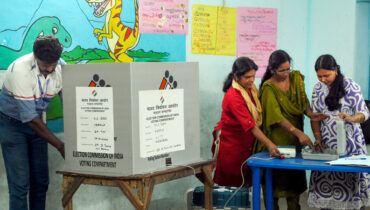 കേരളം വിധിയെഴുതുന്നു; 11 മണി വരെ 32.7% പോളിംഗ് രേഖപ്പെടുത്തി, ഏറ്റവും ഉയർന്ന പോളിംഗ് എറണാകുളം ജില്ലയിൽ