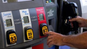 അമേരിക്കൻ ജനത കനത്ത ആശങ്കയിൽ, ഇന്ധനവില കുതിക്കുന്നു; ഗാലന് 4 ഡോളർ കടന്നു; യുദ്ധം ആഗോള വിപണിയിൽ കനത്ത ആഘാതമുണ്ടാക്കുന്നു