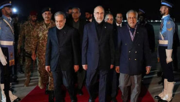 ആകാശത്ത് മിസൈൽ ഭീഷണി; വിമാനം മാറി ഇറാൻ പ്രതിനിധി സംഘം, ഇസ്‌ലാമാബാദ് ചർച്ചയ്ക്ക് പിന്നാലെ ട്രെയിനും ബസും കാറും പിടിച്ച് നാടകീയ മടക്കം