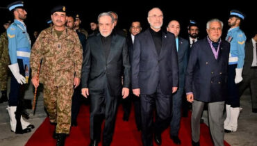 പാകിസ്താനിൽ മുഖാമുഖം വരുമോ ഇറാനും അമേരിക്കയും? ഇറാൻ സംഘത്തിലുള്ളത് 71 പേർ; വാൻസിനൊപ്പമുള്ളത് ട്രംപിൻ്റെ മരുമകനും, ചർച്ചയായി ‘ഷട്ടിൽ ഡിപ്ലോമസി’