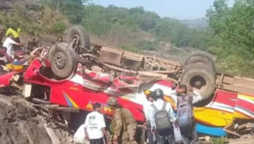 കുത്തനെയുള്ള വളവ് തിരിയുന്നതിനിടെ ഡ്രൈവർക്ക് നിയന്ത്രണം നഷ്ടമായി, കശ്മീരിൽ ബസ് 100 അടി താഴ്ചയിലേക്ക് മറിഞ്ഞ് 20 മരണം; 36 പേർക്ക് പരിക്ക്