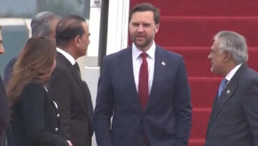 അമേരിക്കൻ വൈസ് പ്രസിഡൻ്റ്  വാൻസ് പാകിസ്ഥാനിലെത്തി; നേരിട്ടെത്തി സ്വീകരിച്ച് പാക് സൈനിക മേധാവിയും വിദേശകാര്യ മന്ത്രിയും, ഇനി ഇറാനുമായുള്ള നിർണായക ചർച്ച