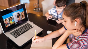 യൂട്യൂബ് ഇല്ല, അമിത സ്ക്രീൻ ടൈമും വേണ്ട; സ്കൂളുകളിൽ സ്ക്രീൻ ഉപയോഗത്തിന് കത്രിക വെച്ച് ലോസ് ഏഞ്ചൽസ് മാതൃക