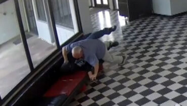 വിദ്യാർത്ഥികൾക്കായി സ്വന്തം ജീവൻ പണയപ്പെടുത്തി ഒരു പ്രിൻസിപ്പൽ: തോക്കുധാരിയെ കീഴ്പ്പെടുത്തിയ ധീരതയ്ക്ക് കയ്യടിച്ച് സോഷ്യൽ മീഡിയ, കിർക്ക് മൂർ യഥാർത്ഥ ഹീറോ!