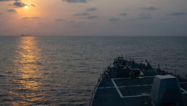 ഇറാനെ ശ്വാസംമുട്ടിച്ച് കീഴടക്കാൻ ‘കടൽ ഉപരോധം’; ട്രംപിൻ്റെ യുദ്ധതന്ത്രം അമേരിക്കൻ സമ്പദ്‌വ്യവസ്ഥയ്ക്കും ഭീഷണി