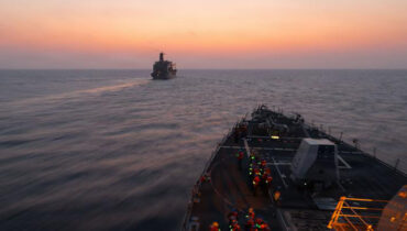 കടലിൽ കൊമ്പുകോർത്ത് യുഎസും ഇറാനും: ഇറാനിയൻ കപ്പലിനെ യുഎസ് യുദ്ധക്കപ്പൽ തടഞ്ഞു