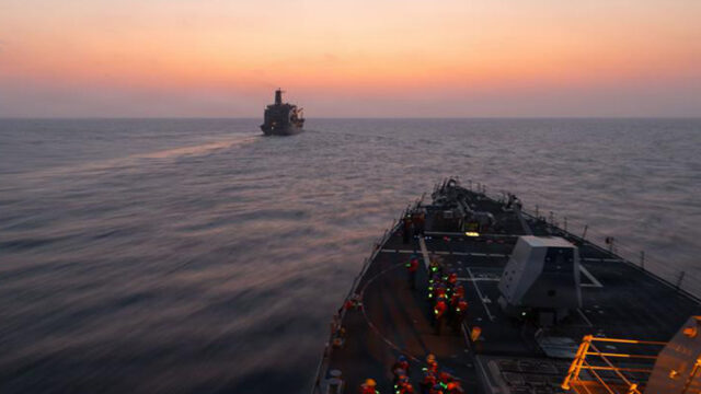 കടലിൽ കൊമ്പുകോർത്ത് യുഎസും ഇറാനും: ഇറാനിയൻ കപ്പലിനെ യുഎസ് യുദ്ധക്കപ്പൽ തടഞ്ഞു